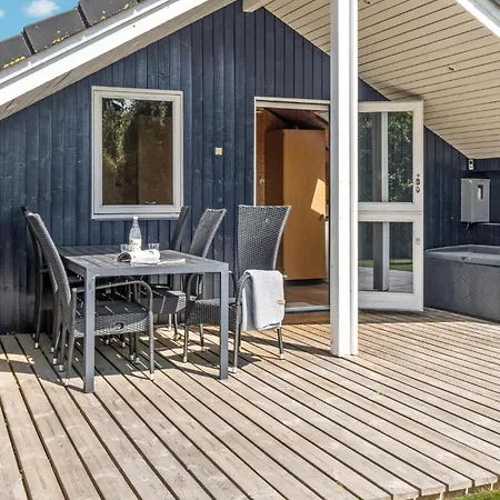 3 Bedroom Gorgeous In Vaeggerlose Casa de Férias Bøtø By